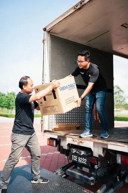Picture of Rembau Movers' manpower lifting boxes into a lorry